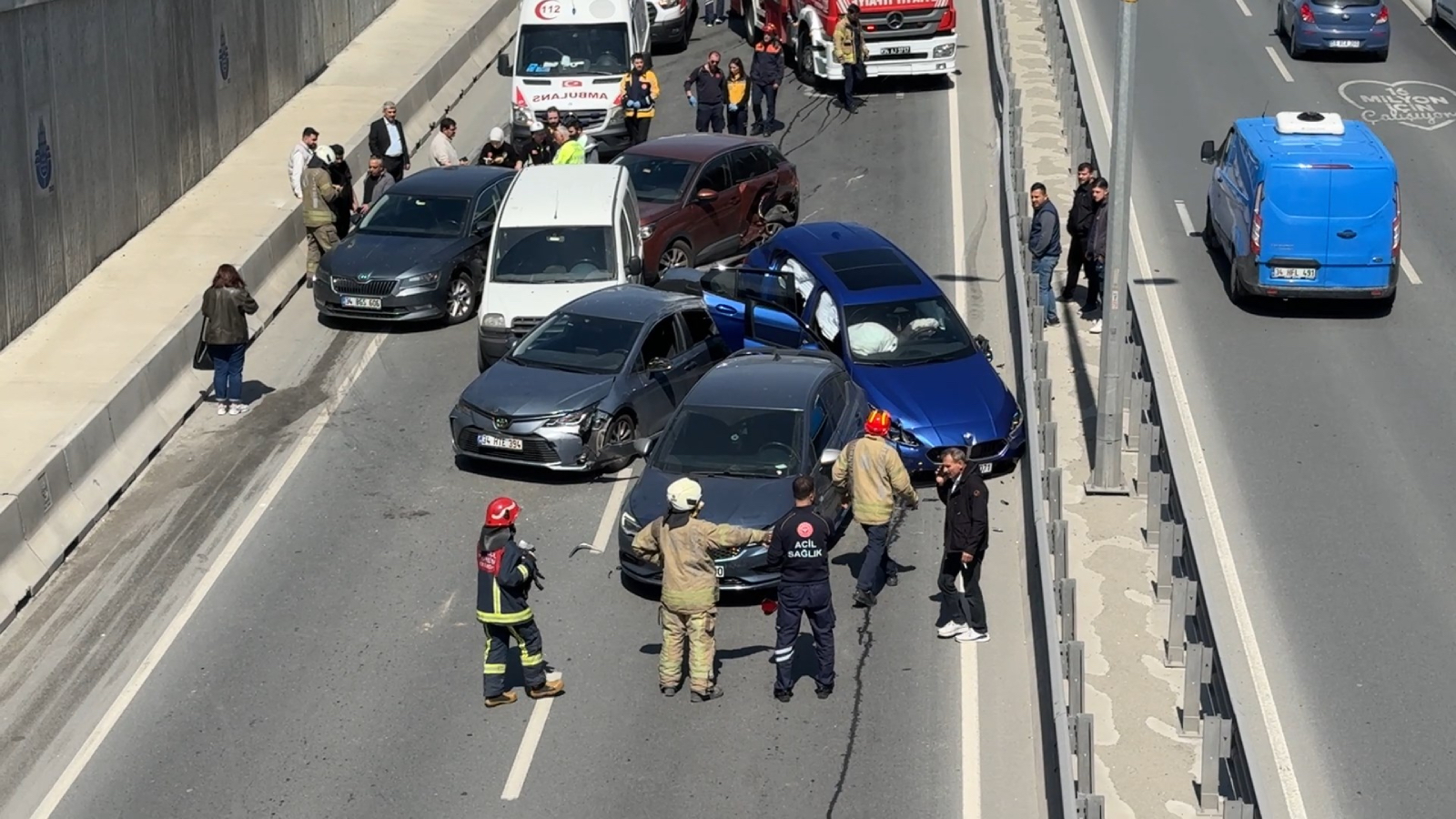 Beylikdüzü'nde alt geçitte zincirleme kaza: 6 araç birbirine girdi