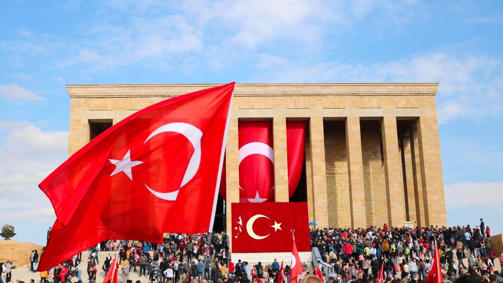 CHP, Valiliğin 23 Nisan Yürüyüş Engeline Meydan Okudu: Yarın Anıtkabır'da Olacağız