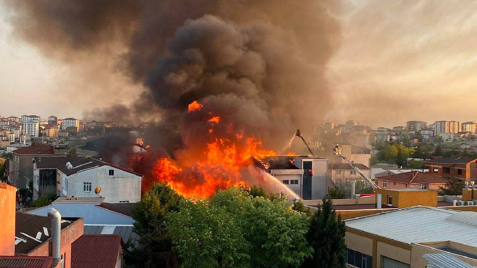 Pendik'te Sabiha Gökçen Havalimanı Yakınlarında Yangın Çıktı