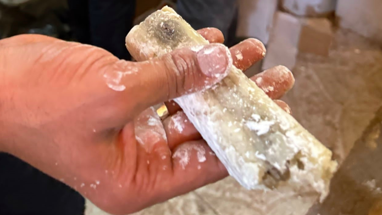 Şanlıurfa'da son kullanma tarihi geçmiş 2 ton lokum ele geçirildi